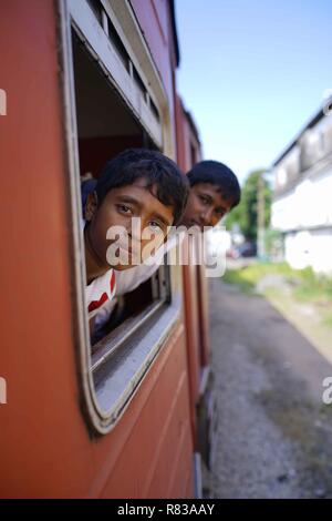 Colombo, Sri Lanka, la Chine. 13 Décembre, 2018. Un aperçu des passagers à la gare de Colombo, Sri Lanka. Crédit : SIPA Asie/ZUMA/Alamy Fil Live News Banque D'Images