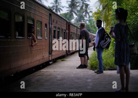 Colombo, Sri Lanka, la Chine. 13 Décembre, 2018. Un aperçu des passagers à la gare de Colombo, Sri Lanka. Crédit : SIPA Asie/ZUMA/Alamy Fil Live News Banque D'Images