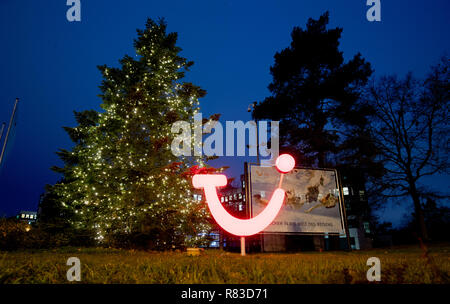 Hanovre, Allemagne. 13 Décembre, 2018. Un logo Tui rouge l'un des bâtiments administratifs du Groupe. L'été chaud, moins la demande et guerre des prix : Malgré toutes les difficultés, le plus grand groupe TUI Voyage repose sur la bonne affaire avec ses propres hôtels, avion et des croisières. Le 13 décembre 2018, le Groupe présentera son rapport annuel sur les chiffres pour l'année financière 2017/18. Credit : Julian Stratenschulte/dpa/Alamy Live News Banque D'Images