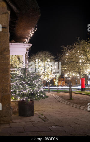 Arbre de Noël à l'extérieur de la boutique de cadeaux The Weather la nuit à Broadway, Cotswolds, Worcestershire, Angleterre Banque D'Images