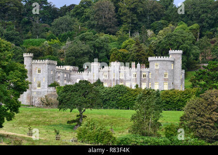 Château de Caerhays ou Carhayes Castle est un semi-manoir crénelé 0,5 km au sud du centre-village, St Michael, de Caerhays Cornwall, England, UK Banque D'Images