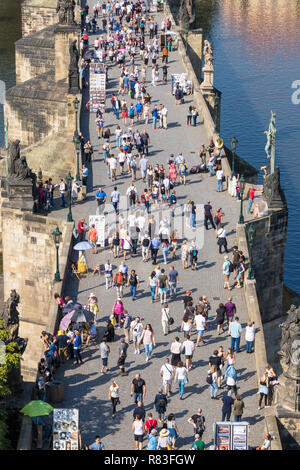 Charles Bridge Prague Prague sur la rivière Vltava encombrée de personnes visitant Mala Strana Prague République tchèque l'Europe de l'UE Banque D'Images