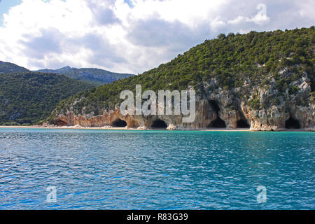 Rangée de grottes de la côte de Cala Luna Beach sur la Sardaigne. Banque D'Images