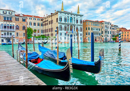 Vue sur le Grand Canal à Venise avec deux gondoles amarrées, Italie Banque D'Images