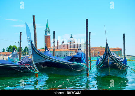 Les gondoles amarrées close-up et San Giorgio di Maggiore à Venise, Italie Banque D'Images