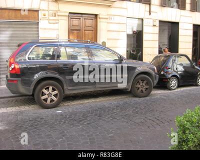 Mini voitures vues dans toute l'Italie et Rome. Les petits véhicules efficaces aidera à compenser le coût élevé du carburant. Les véhicules électriques sont à la mode maintenant, la rage parmi les environnementalistes. Banque D'Images