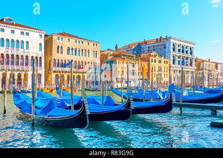 Le Grand Canal de Venise avec les gondoles amarrées aux beaux jours de l'été, Italie Banque D'Images