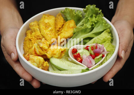 Charbon maison poulet bouilli et satay de crevettes, servi avec sauce chili concombre que Ar Jad en thaï et l'écrou sont populaires sauce cuisine d'Asie. Banque D'Images