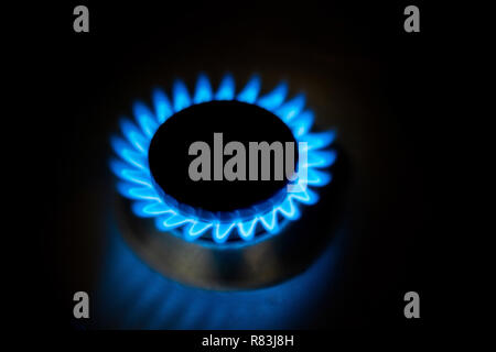 La combustion de gaz naturel une flammes bleues sur fond noir à la maison Banque D'Images