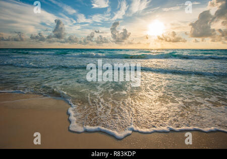 Aube colorée sur la mer Banque D'Images