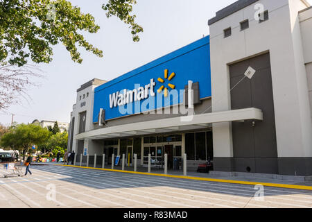 7 août 2018 sur la montagne / CA / USA - Les gens entrer et sortir d'un magasin Walmart lors d'une journée ensoleillée, au sud de la baie de San Francisco Banque D'Images