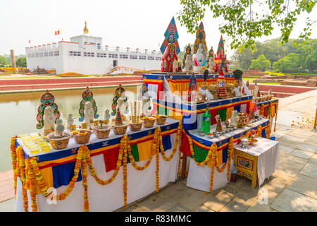 Lieu de naissance de Bouddha à Lumbini et offrandes bouddhiste près de l'étang sacré. Capturé au Népal, printemps 2018 Banque D'Images