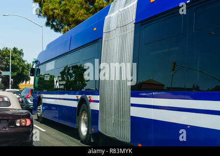 13 août 2018 Sunnyvale / CA / USA - VTA (Santa Clara Valley Transport Authority) conduite d'autobus dans une rue de South San Francisco bay area Banque D'Images