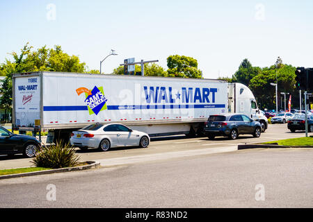 Le 26 août 2018 sur la montagne / CA / USA - Walmart la conduite de camions dans les rues de South San Francisco bay area Banque D'Images