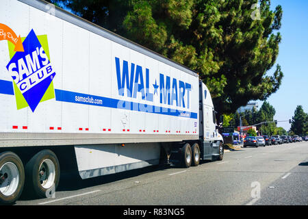 Le 26 août 2018 sur la montagne / CA / USA - Walmart la conduite de camions dans les rues de South San Francisco bay area Banque D'Images