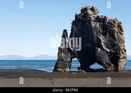 Hvítserkur, Hvitserkur, Fels, Felsen, Basaltfels an der Ostküste der Halbinsel Vatnsnes im Nordwesten von Island, rsteinerter "Troll', de basalte, de pile Banque D'Images