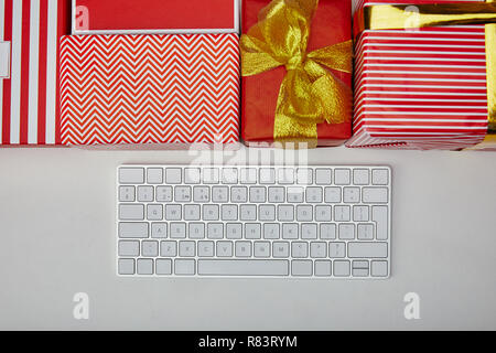 Vue de dessus du blanc coloré présente près de clavier de l'ordinateur sur fond blanc Banque D'Images