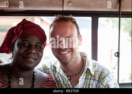 Le Mali, l'Afrique. White caucasian man portrait d'une femme mature d'Afrique noire à l'intérieur d'un bus près de Bamako. Banque D'Images