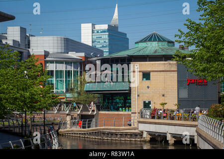 La rivière Kennet traverse le centre commercial Oracle de Reading, dans le Berkshire, avec le grand magasin Debenhams au centre à gauche Banque D'Images