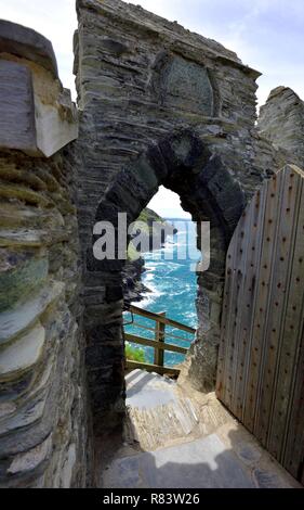 Entrée du château de porte, Château de Tintagel, Cornwall, Angleterre, Royaume-Uni Banque D'Images