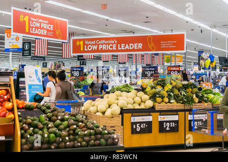 4 Septembre, 2018 San Jose / CA / USA - Personnes shopping dans le secteur des aliments et des légumes de l'un des magasins Walmart à South San Francisco Bay area ; Interdiction Banque D'Images