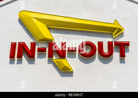 4 Septembre, 2018 San Jose / CA / USA - Close up of In-N-out logo affiché au-dessus de l'entrée de l'un de leurs emplacements dans le sud de San Francisco bay ar Banque D'Images