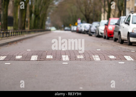 Bosse de vitesse sur la rue vide à Varsovie, Pologne, les voitures d'un côté de la rue, symbole de défi Banque D'Images