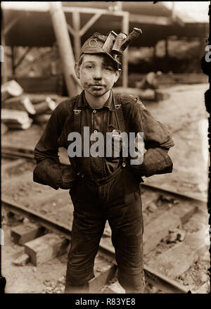 Titre : Tipple Boy, (voir photo 150) Turquie Mine Bouton, Macdonald, W. Va. Témoin E. N. In Clopper. Emplacement : MacDonald, West Virginia. Numéro d'appel : LOT 7477, no. 0146[P&P] LC-H5- 146 Vérifiez l'enregistrement de groupe en ligne (lien) Sujets connexes NUMÉRO DE REPRODUCTION : LC-DIG-nclc-01068 (fichier numérique couleur de b&w impression originale) LC-DIG-nclc-05361 (b&w fichier numérique à partir de la vitre d'exposition négative) LC-USZ62-20506 (b&w film copie négative) INFORMATIONS SUR LES DROITS DE L'homme : Pas de restrictions connues sur la publication. Moyen : 1 tirage photographique. 1 négatif : vitrage ; 5 x 7 in. Créé/Publié : août 1908. CREATO Banque D'Images