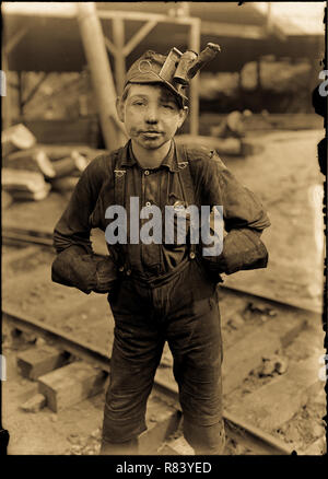 Titre : Tipple Boy, (voir photo 150) Turquie Mine Bouton, Macdonald, W. Va. Témoin E. N. In Clopper. Emplacement : MacDonald, West Virginia. Numéro d'appel : LOT 7477, no. 0146[P&P] LC-H5- 146 Vérifiez l'enregistrement de groupe en ligne (lien) Sujets connexes NUMÉRO DE REPRODUCTION : LC-DIG-nclc-01068 (fichier numérique couleur de b&w impression originale) LC-DIG-nclc-05361 (b&w fichier numérique à partir de la vitre d'exposition négative) LC-USZ62-20506 (b&w film copie négative) INFORMATIONS SUR LES DROITS DE L'homme : Pas de restrictions connues sur la publication. Moyen : 1 tirage photographique. 1 négatif : vitrage ; 5 x 7 in. Créé/Publié : août 1908. CREATO Banque D'Images