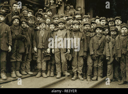 Titre : les garçons travaillant dans disjoncteur disjoncteur Ewen of Pennsylvania Coal Co. pour certains de leurs noms étiquettes voir 1927 à 1930. Location : South Pittston, Maine. Numéro d'appel : LOT 7477, no. 1941[P&P] rechercher un enregistrement de groupe en ligne (lien) Sujets connexes NUMÉRO DE REPRODUCTION : LC-DIG-nclc-01130 (fichier numérique couleur de b&w impression originale) LC-USZ62-12876 (b&w film copie négative) INFORMATIONS SUR LES DROITS DE L'homme : Pas de restrictions connues sur la publication. Moyen : 1 tirage photographique. Créé/Publié : janvier 1911. Organisateur : Hine, Lewis Wickes, 1874-1940, photographe. NOTES : Titre de NCLC capti Banque D'Images