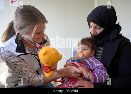 Le Dr Martina examine Partelova 2 ans Fadia dans une clinique dans un camp pour personnes déplacées à Dawodiya Les Yézidis du Kurdistan en Irak. Banque D'Images