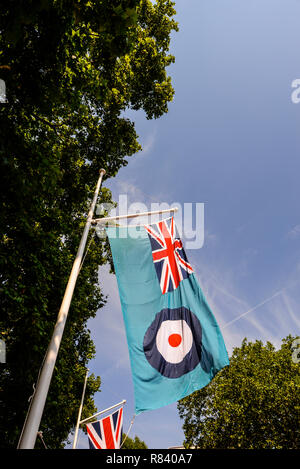 Royal Air Force ensign et union jack flag qui tapissent le Mall, Londres, UK pour célébrer le centenaire de la RAF. Air force cocarde avec panneau bleu Banque D'Images