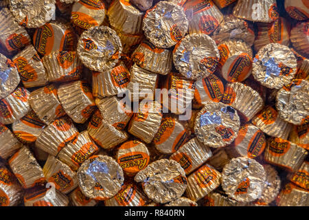 Hershey, PA, USA - Le 11 décembre 2018 : aluminium enveloppé de beurre d'arachides REESE'S Cups Miniature candy. Banque D'Images