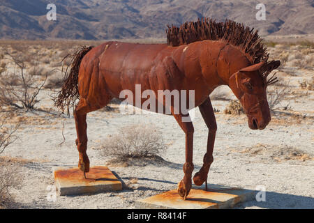 Metal sculpture cheval par Ricardo Breceda dans Galleta Meadows à Borrego Springs, CA Banque D'Images