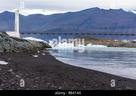 Vue sur le lagon du glacier à partir de la plage du diamant en Islande Banque D'Images