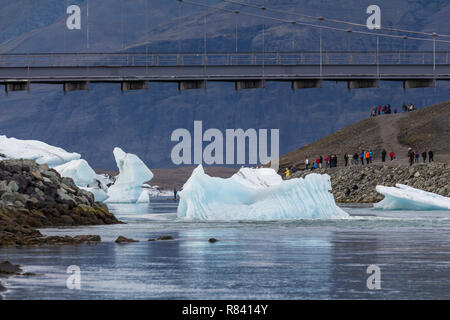 Vue sur le lagon du glacier à partir de la plage du diamant en Islande Banque D'Images