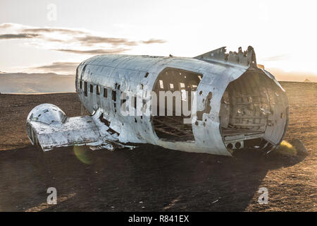 La famouse plane wreck DC-3 après le lever du soleil en Islande Banque D'Images