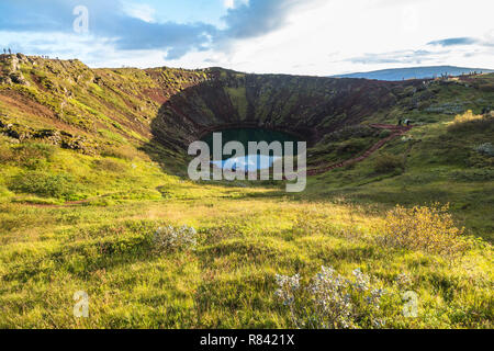 Cratère du volcan Kerid sur Golden circle route en Islande Banque D'Images