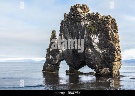 Arche de pierre Hvitserkur sur plage, Islande Banque D'Images