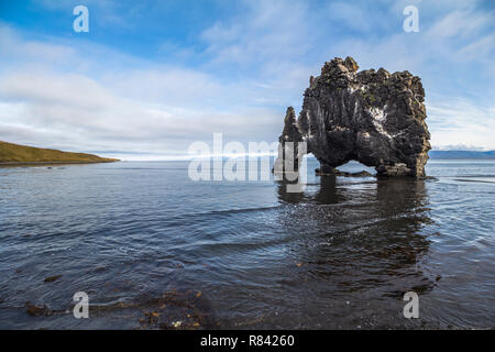 Arche de pierre Hvitserkur sur plage, Islande Banque D'Images