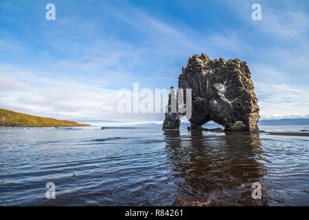 Arche de pierre Hvitserkur sur plage, Islande Banque D'Images