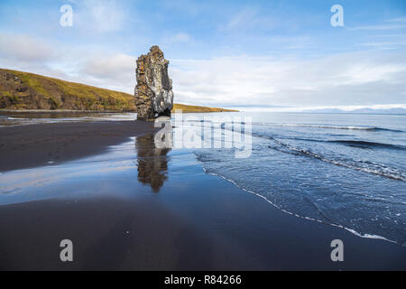 Arche de pierre Hvitserkur sur plage, Islande Banque D'Images