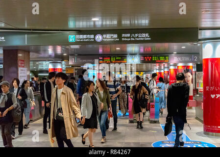 La foule pressée à la station Shibuya de Tokyo au Japon. Croisement de Shibuya est l'un des plus occupés des passages pour piétons dans le monde. Banque D'Images