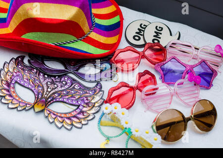 Photo Booth props y compris funny lunettes, masques, d'enseignes et de chapeaux colorés. Banque D'Images