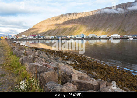 Water reflections à Isafjordur, Islande, fjords de l'ouest Banque D'Images