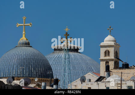 Croix sur le toit de l'église du Saint-Sépulcre dans la vieille ville de Jérusalem, Israël Banque D'Images