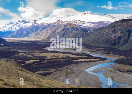 Montagnes et la rivière en Patagonie, Argentine Banque D'Images