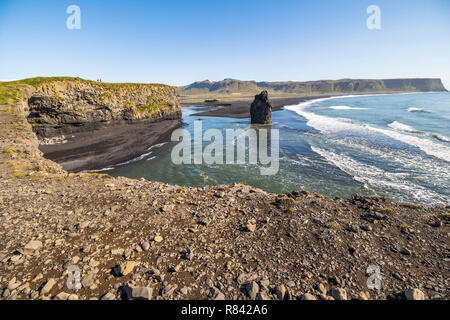 Pierre dans l'eau sur Kirkjufjara beach l'Islande Banque D'Images