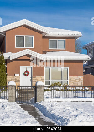 Une maison typiquement américain en hiver. Maison couverte de neige Banque D'Images