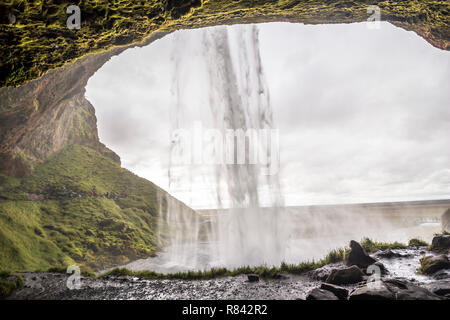 Vue de derrière de Seljalandsfoss pittoresque ring road, l'Islande Banque D'Images